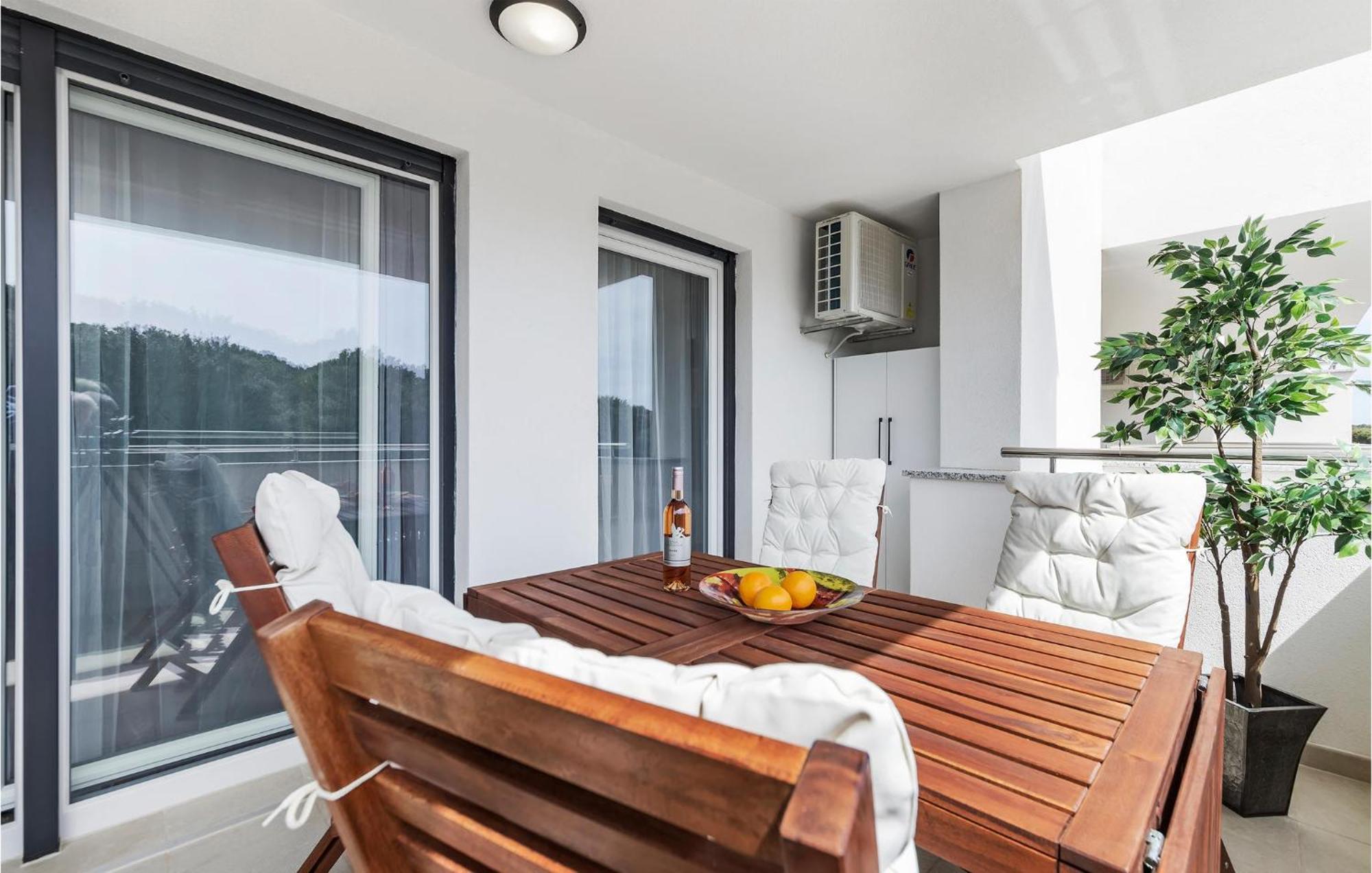 Amazing Apartment In Premantura With Kitchen Exteriör bild