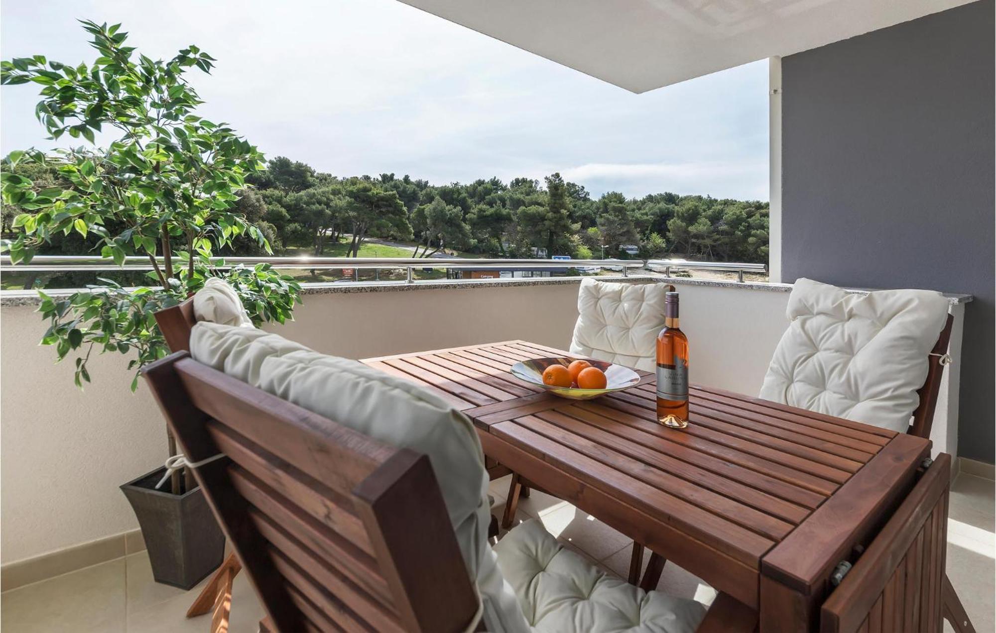 Amazing Apartment In Premantura With Kitchen Exteriör bild